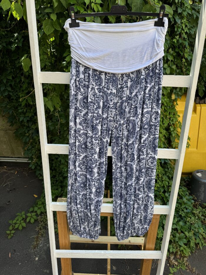 Haremshose mit Paisley Muster klein weiß