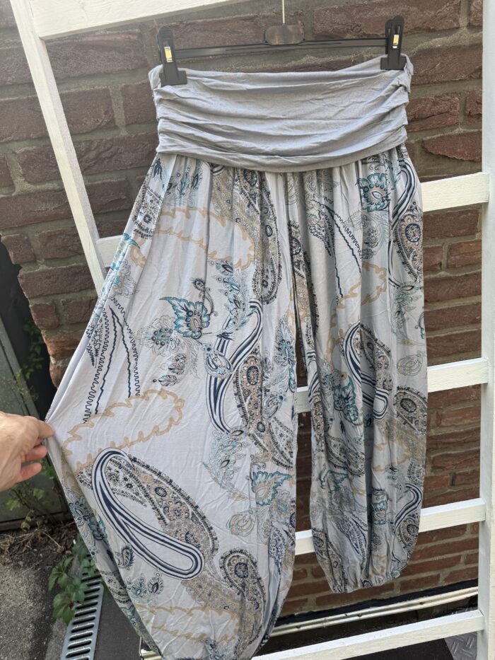 Haremshose mit großen Paisley Muster grau