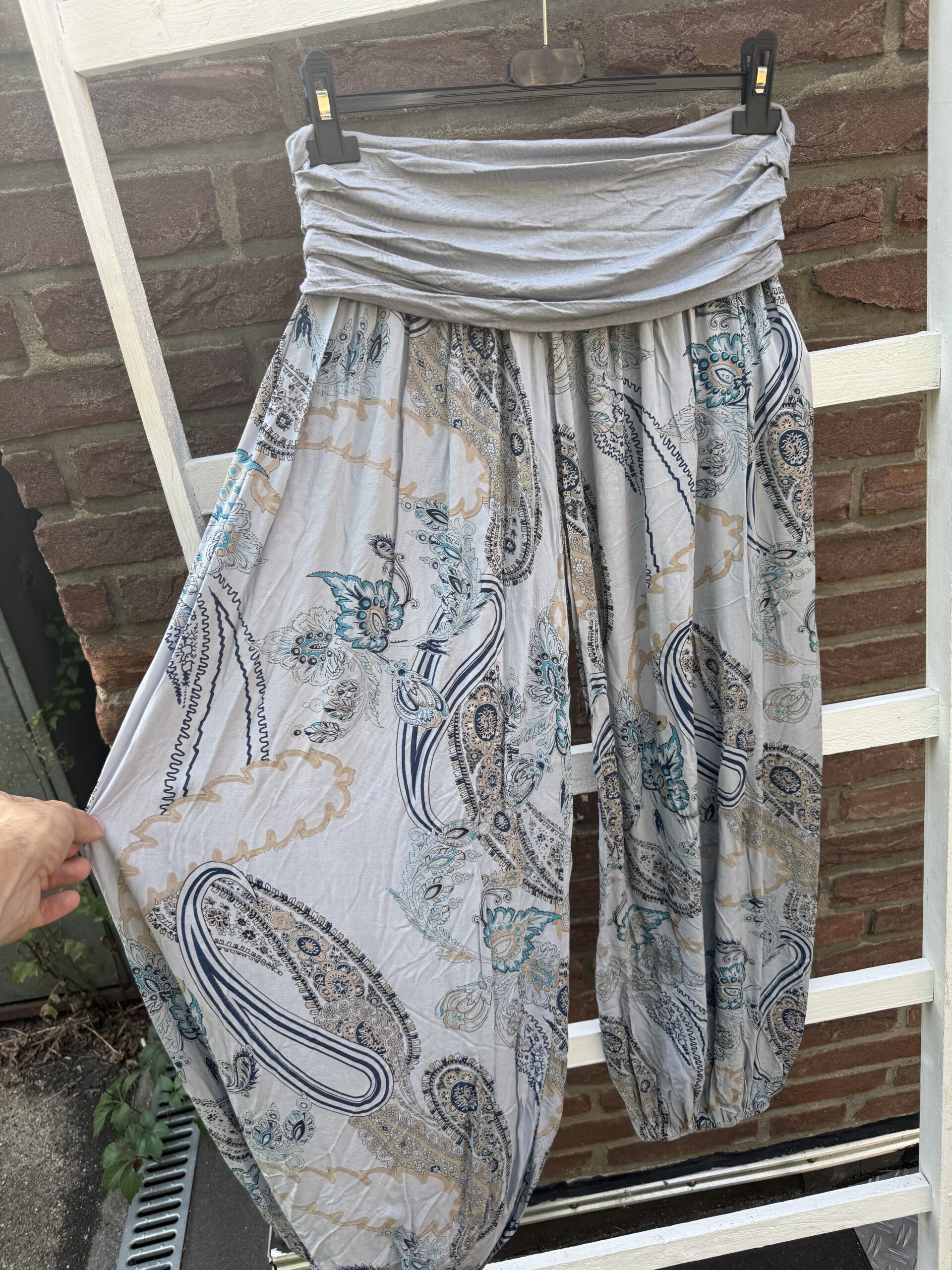 Haremshose mit großen Paisley Muster grau