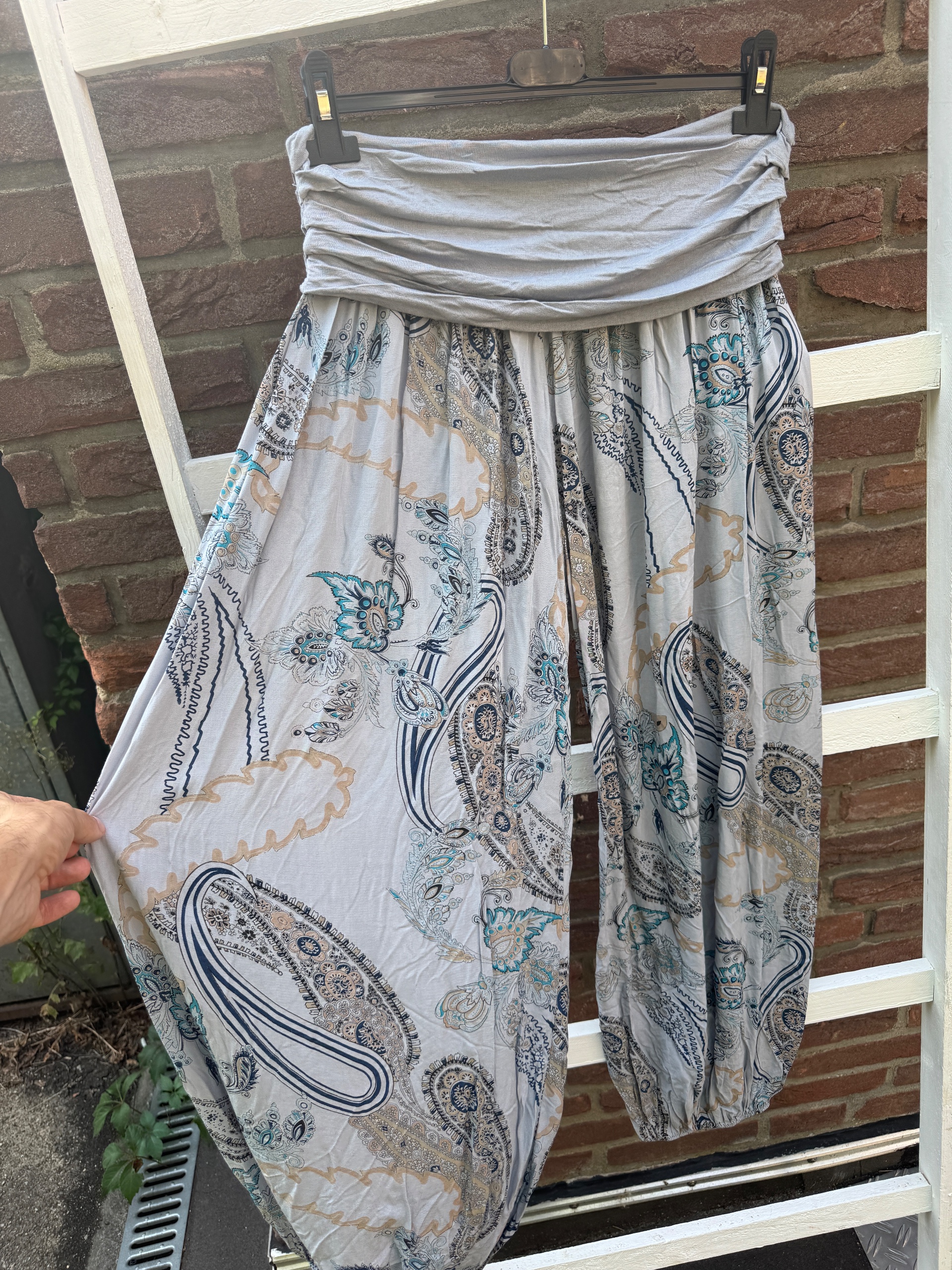 Haremshose mit großen Paisley Muster grau